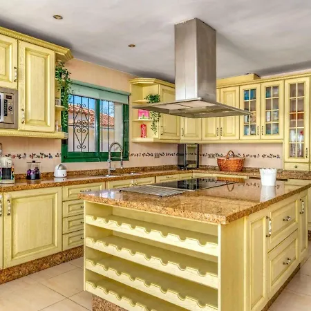 Premium By Homing Villa Marbella